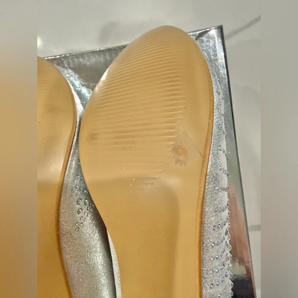 Badgley Mischka Silver Girls Dress Shoes-Size 4 - Picture 11 of 13